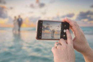 Kamera ponsel sebagai solusi praktis dan efisien untuk foto prewedding