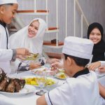 Gambar keluarga sedang berbuka puasa Ramadhan