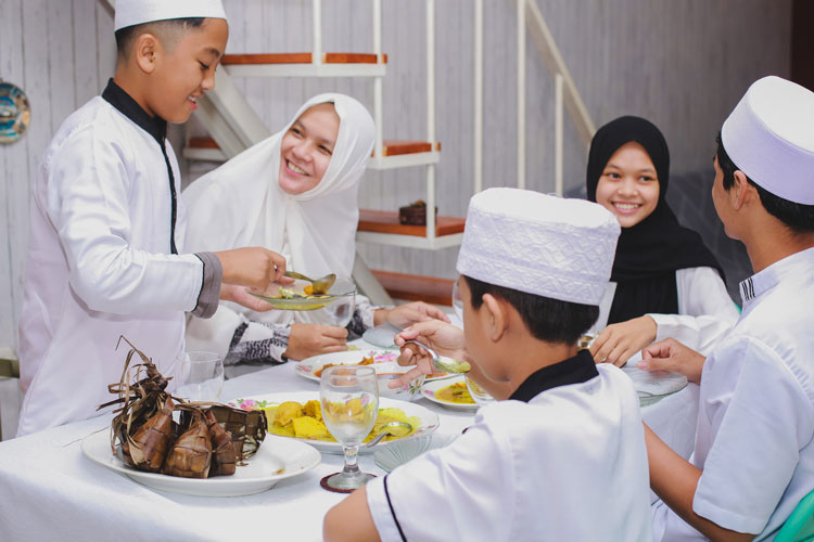 Gambar keluarga sedang berbuka puasa Ramadhan